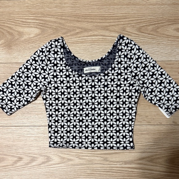 Abercrombie & Fitch Other - Abercrombie Kids Navy and White Flower Patterned Top